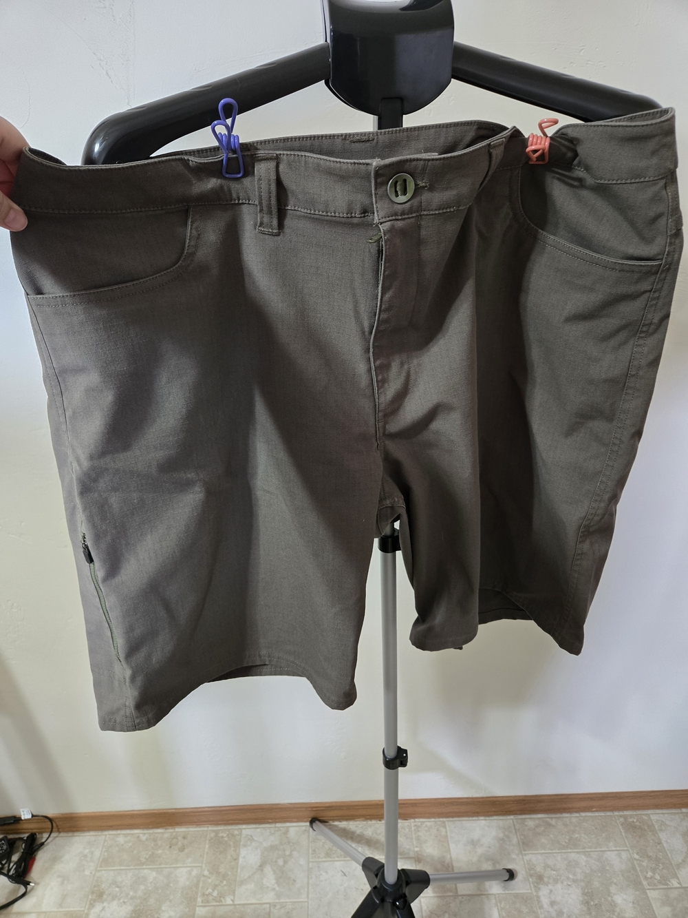 Under Armour Men's Olive Green Casual Shorts 42